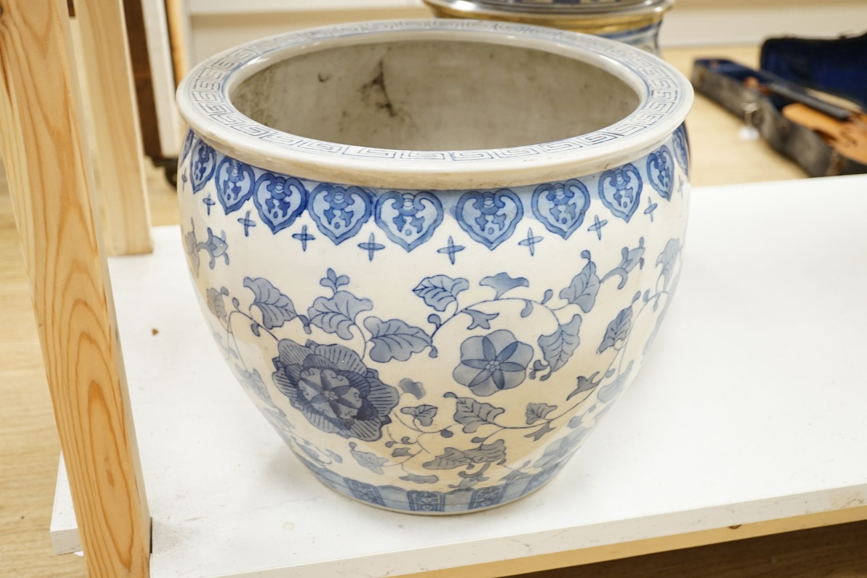 A Chinese blue and white fish bowl and a similar jar and cover, fish bowl 20 cms diameter.